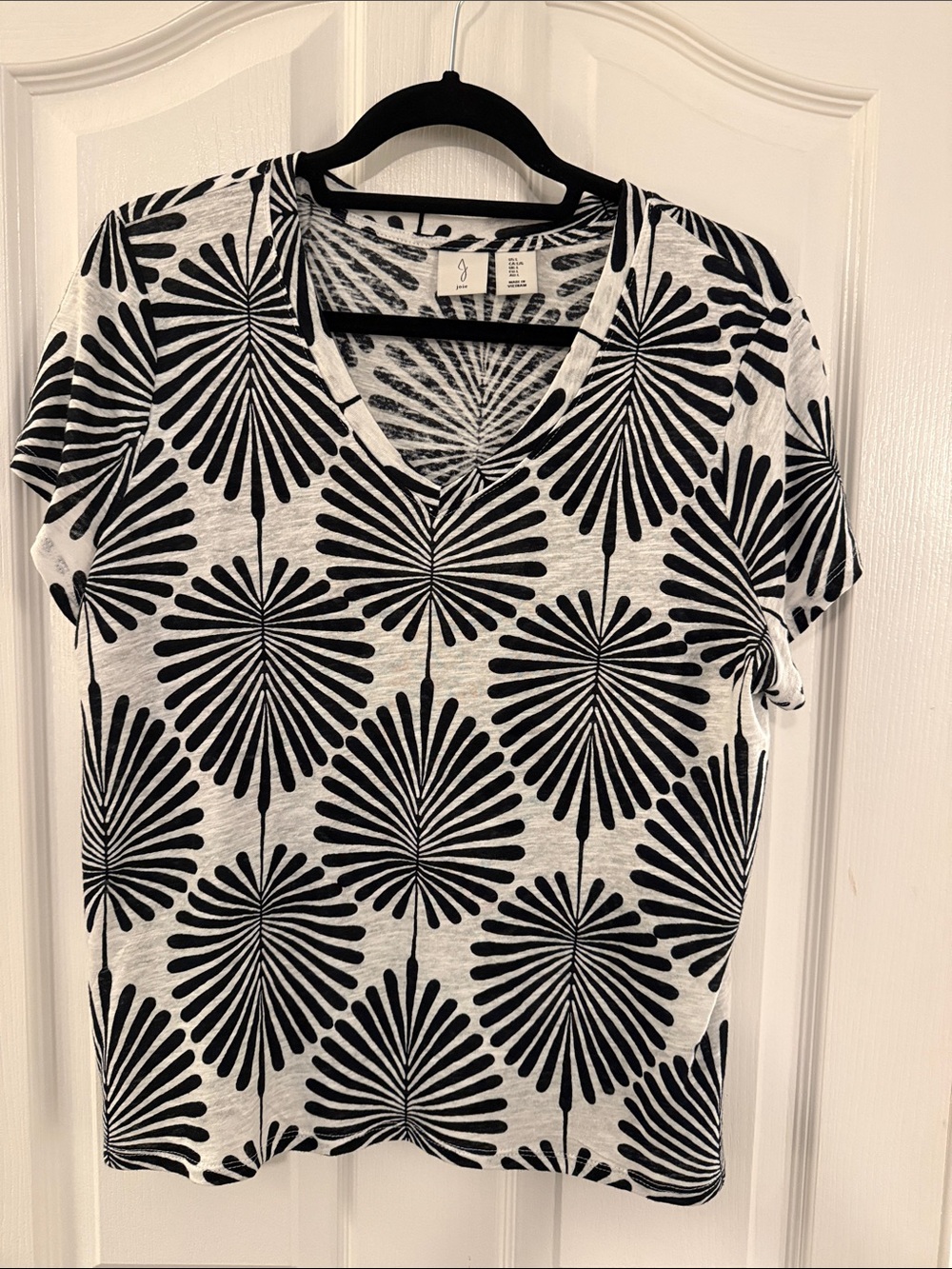 Black and white v-neck printed tshirt